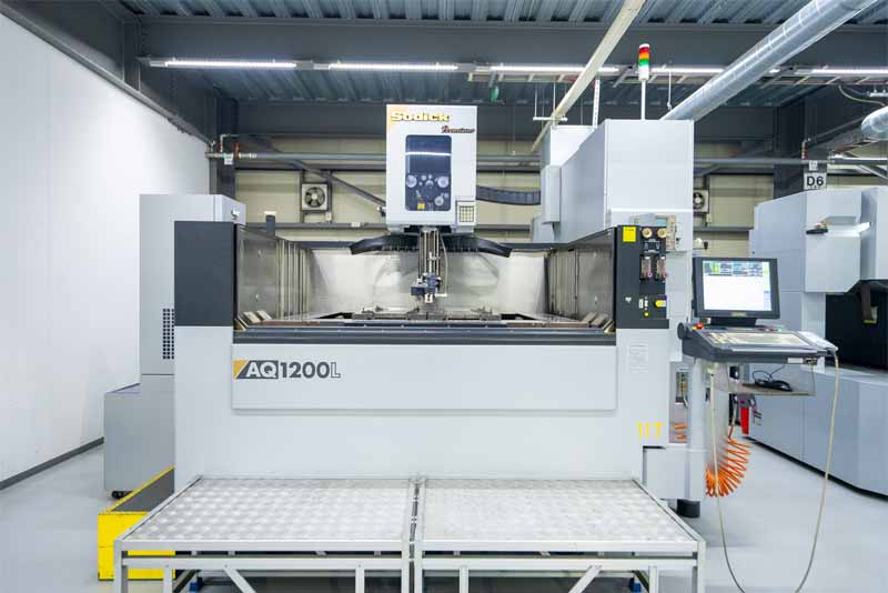 ワイヤー放電加工機