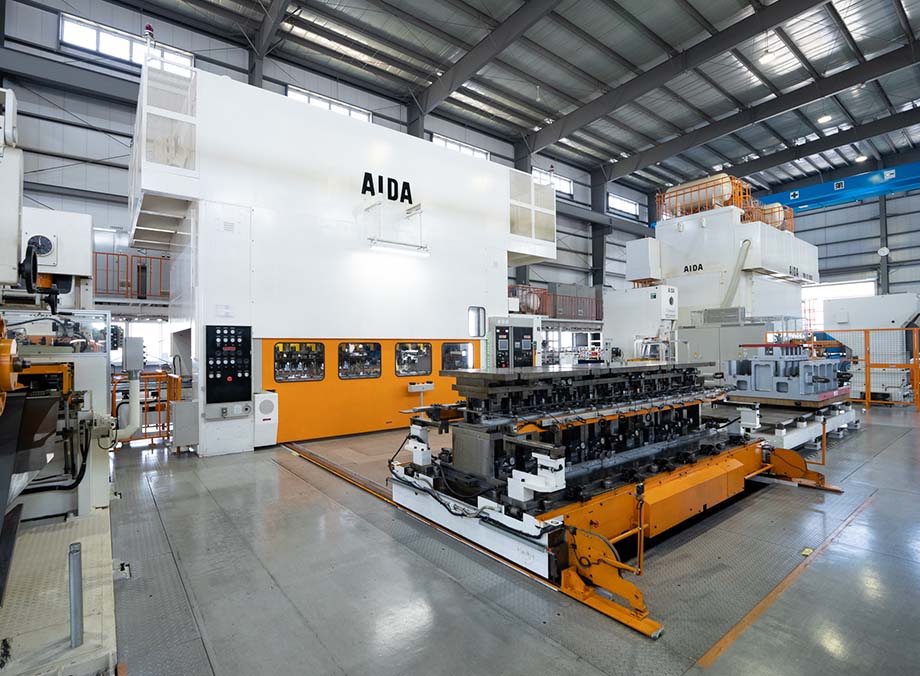 トランスファープレス、順送プレスに適した金型を自社で設計・製作