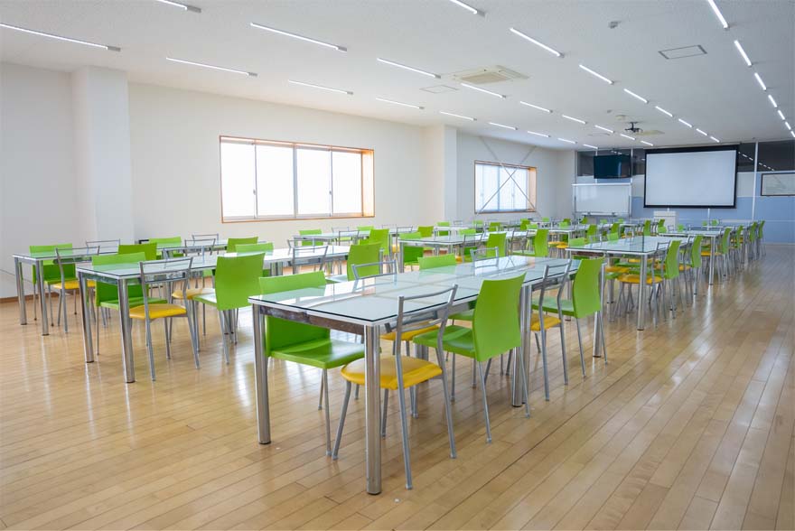 スタッフ専用の食堂完備