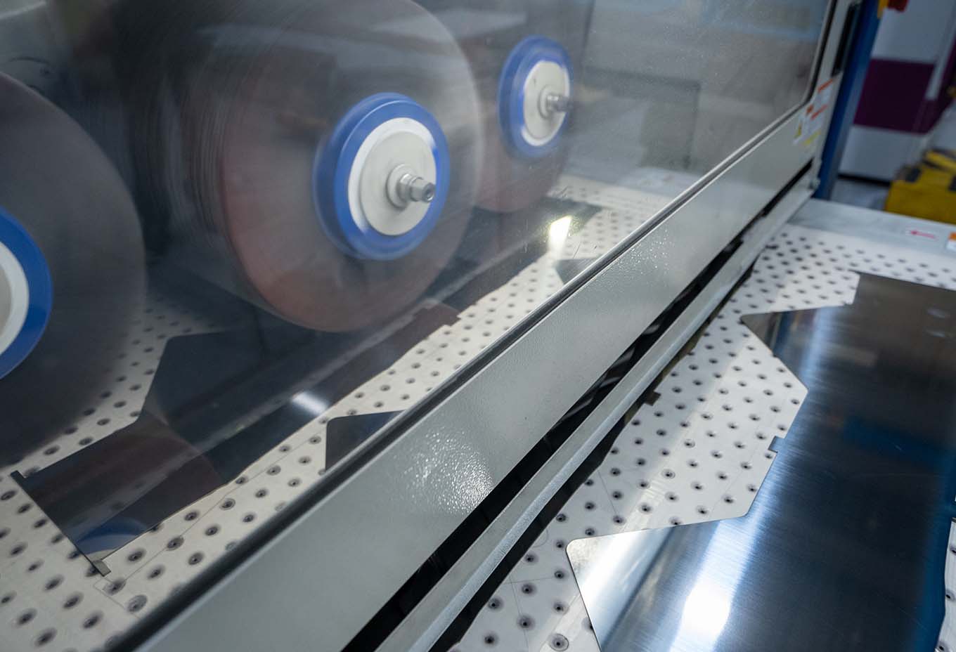 品質を支えるバリ取り工程